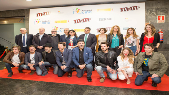 Actores y directores junto al locutor Tony Aguilar en la presentación de la Fiesta del Cine