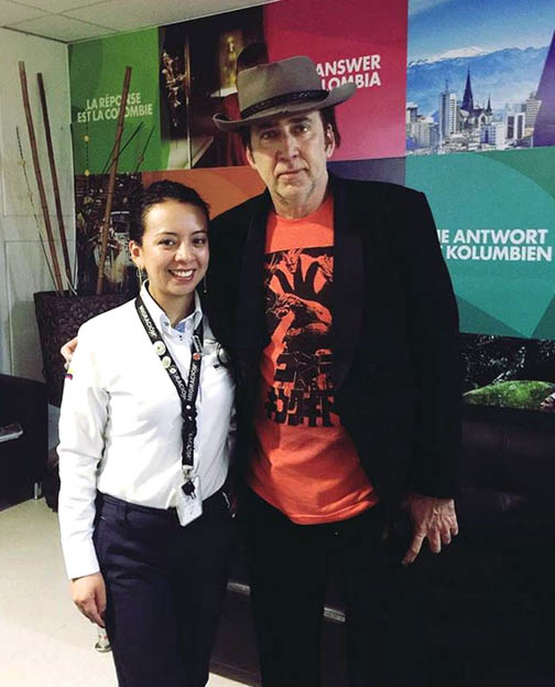 Cage con una admiradora a su llegada a Colombia