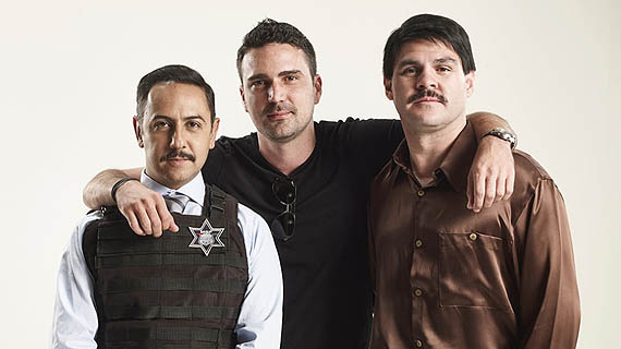 Daniel Posada, entre dos actores de "El Chapo"