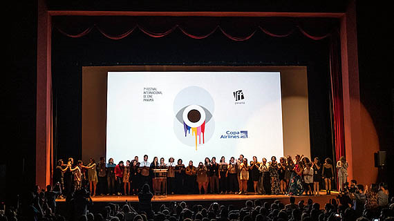 Los ganadores en el escenario del Teatro Balboa