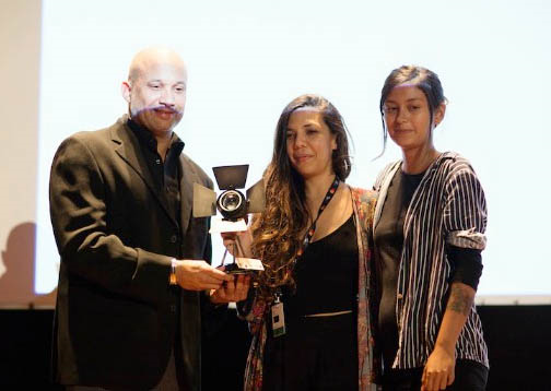 Laura Mora y su protagonista, recibiendo el premio
