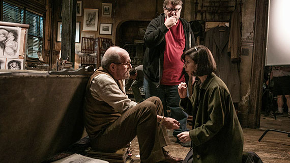 Del Toro dirige escena de "La forma del agua"