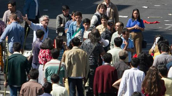 Alfonso Cuarón dirige a los extras en una escena de manifestación en "Roma"