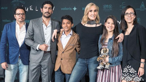 Issa López, con parte de su equipo en "Vuelven"