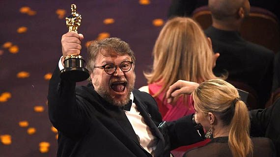 La euforia de Guillermo del Toro tras obtener las estatuillas a mejor película y director