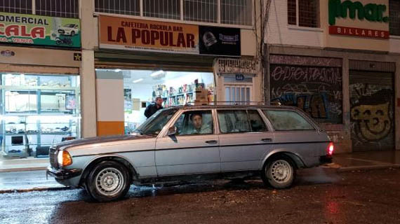 Cage, en un auto, rodando en Bogotá