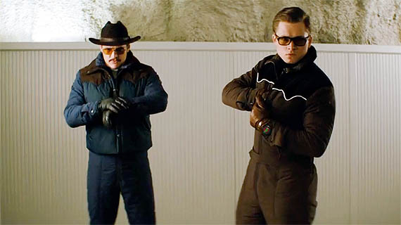 Taron Egerton, junto a Pedro Pascal