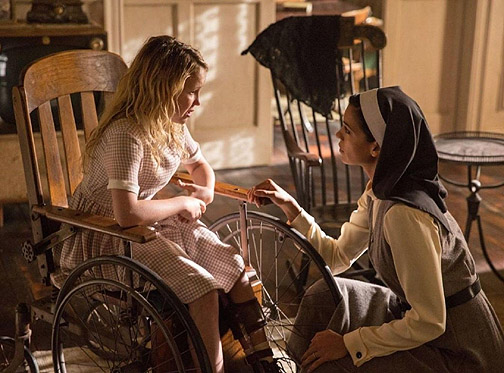 Sigman, con una de sus pupilas, en "Annabelle: Creation"