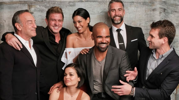 Los protagonistas de la nueva versión de "SWAT", entre ellos Stephanie Sigman