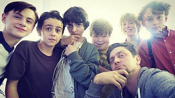 Andy Muschietti (abajo, dcha,), con sus infantiles protagonistas