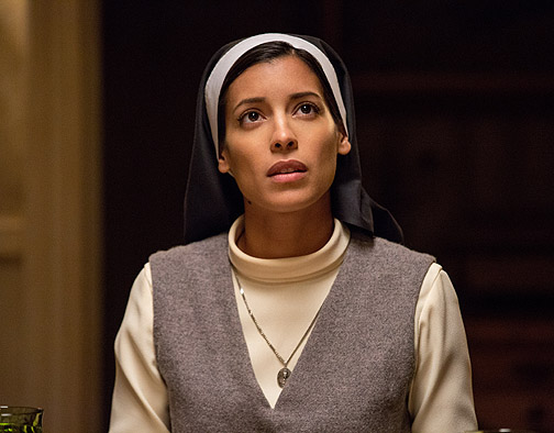 Stephanie Sigman tomó los hábitos