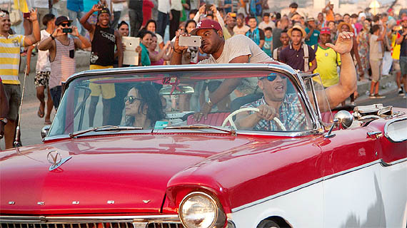 Michelle Rodríguez y Vin Diesel pasean en coche por el Malecón con Gray grabando con su celular