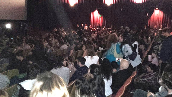 El Gaumont se llenó en protesta por el cese de Cacetta