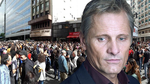 Viggo Mortensen con la manifestación en favor del INCAA de fondo