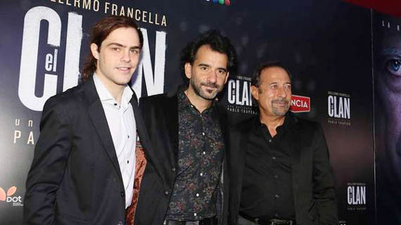 Trapero, entre los dos protagonistas de "El clan"