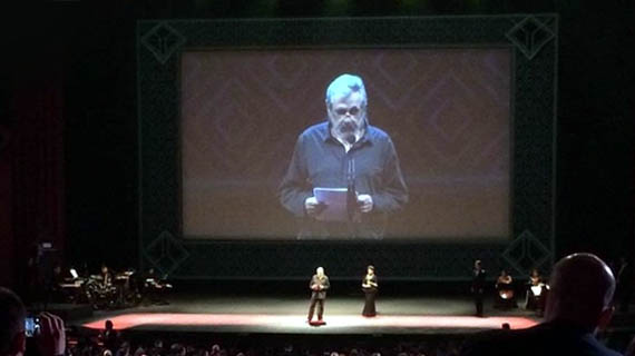 Paul Leduc, leyendo su discurso en los Ariel