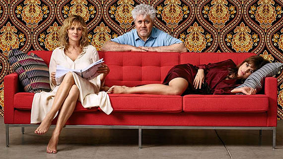 Pedro con sus dos nuevas ''chicas Almodóvar'' (El Deseo)