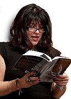E. L. James y una de sus obras