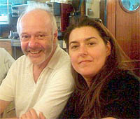 Michael Radford y Alejandra Frade, durante la producción de 'La mula'
