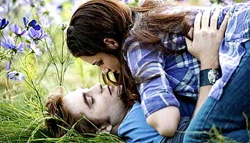 Robert Pattinson y Kristen Stewart, en 'Eclipse' Robert Pattinson y Kristen Stewart, en 'Eclipse'