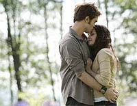 Bella y Ed, en una escena romántica de 'Eclipse' Bella y Ed, en una escena romántica de 'Eclipse'