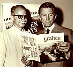 Del Moral con Kirk Douglas, mirando su revista Del Moral con Kirk Douglas, mirando su revista
