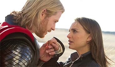 Hemsworth y Natalie Portman, en 'Thor' Hemsworth y Natalie Portman, en 'Thor'