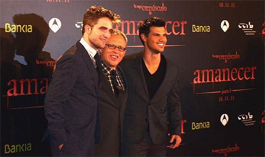 Rob y Taylor, con el director Bill Condon, en Barcelona (NT)